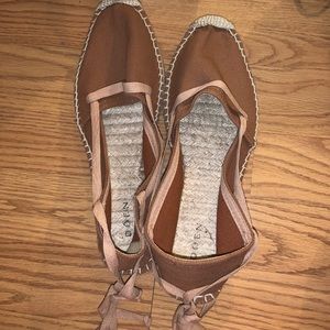 Dôen Lt brown flats w/lace up tie women’s size 8